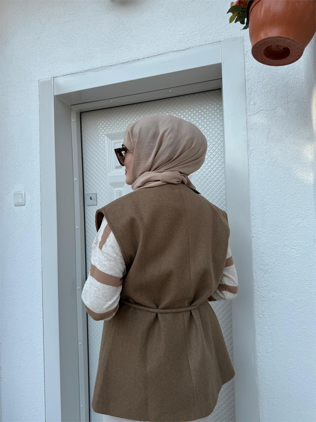 Düğme Detaylı Kaşe Yelek Kahverengi